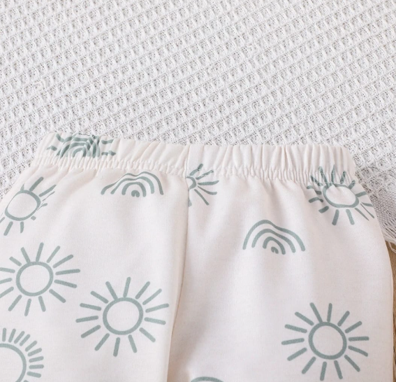 Conjunto de Sudadera, Pantalón y Babero con Estampado de Soles (3 piezas)