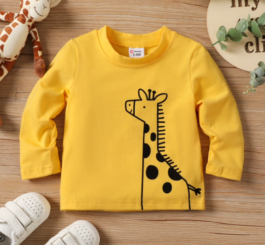 Camiseta Básica Amarilla con Estampado de Jirafa