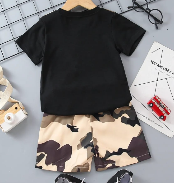 Conjunto Casual de Playera Negra y Short Camuflado (2 piezas)