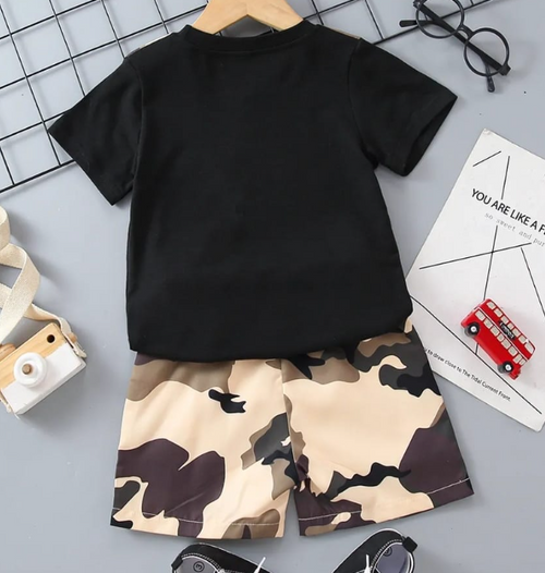 Conjunto Casual de Playera Negra y Short Camuflado (2 piezas)