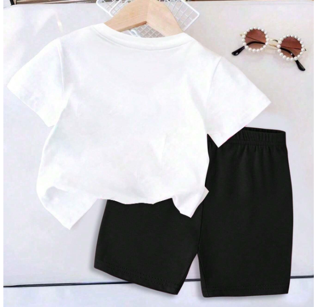 Conjunto de Dos Piezas: Camiseta de Gatita y Short Negro con Huellitas