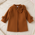 Abrigo Elegante Caramelo con Gran Lazo Frontal