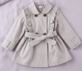 Abrigo Tipo Trench Elegante con Volantes y Cinturón