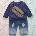 Conjunto Urbano de Suéter Azul con Riñonera Estampada y Jeans (2 piezas)