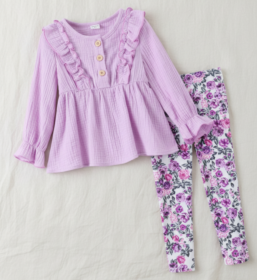 Conjunto Casual de Blusa Lila con Olanes y Leggings Floreados (2 piezas)