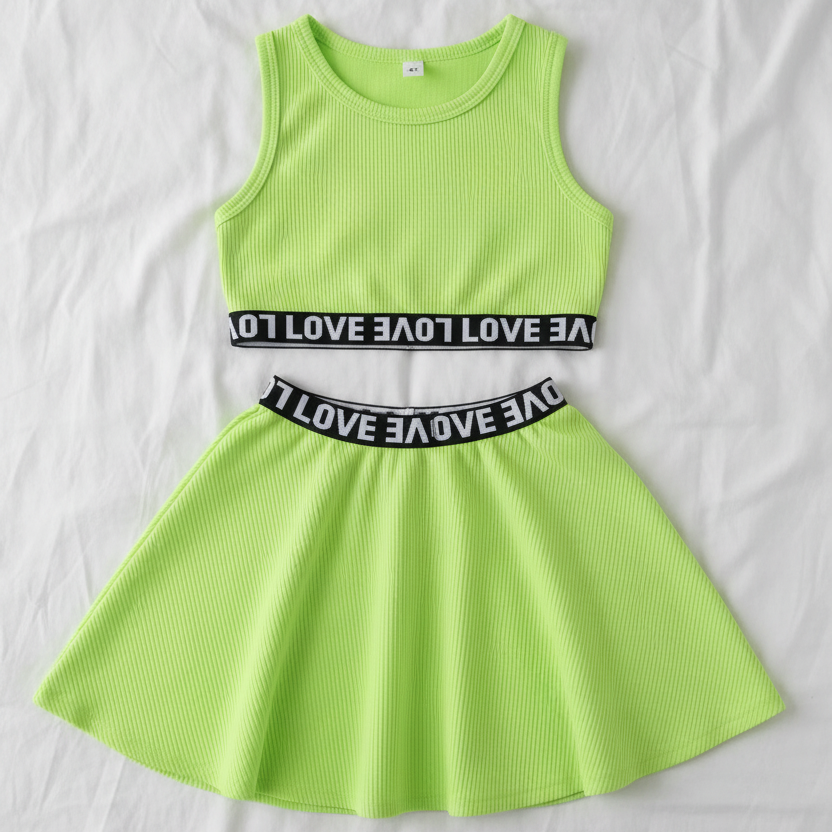Conjunto Moderno de Top y Falda Verde Neón "LOVE" (2 piezas)