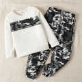 Conjunto Urbano de Sudadera Blanca y Pants Camuflados (2 piezas)