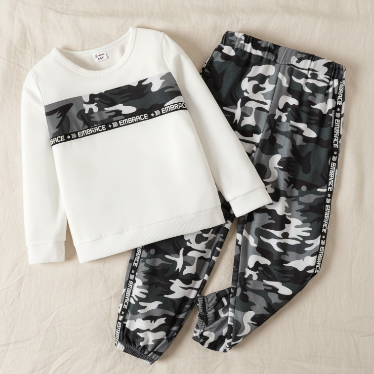 Conjunto Urbano de Sudadera Blanca y Pants Camuflados (2 piezas)